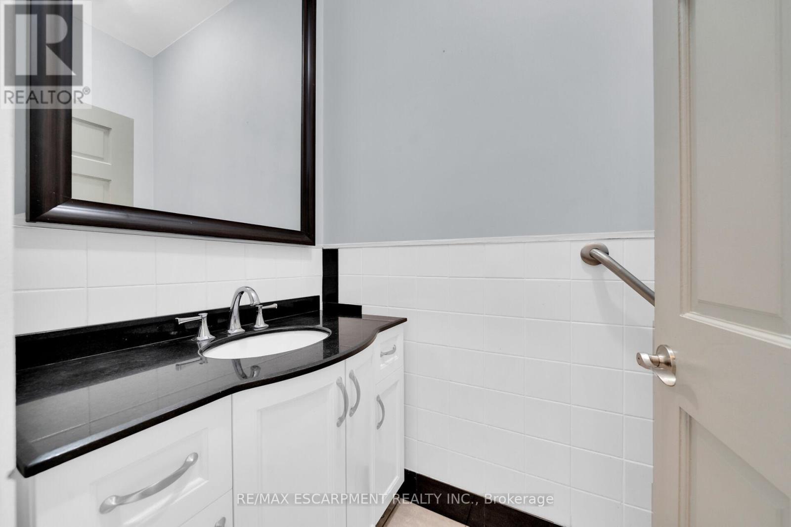Photo 11 of 550 Beach Boulevard, Hamilton ON