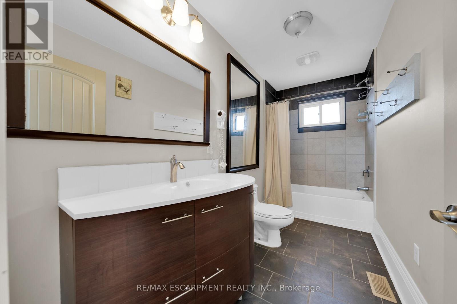 Photo 21 of 550 Beach Boulevard, Hamilton ON