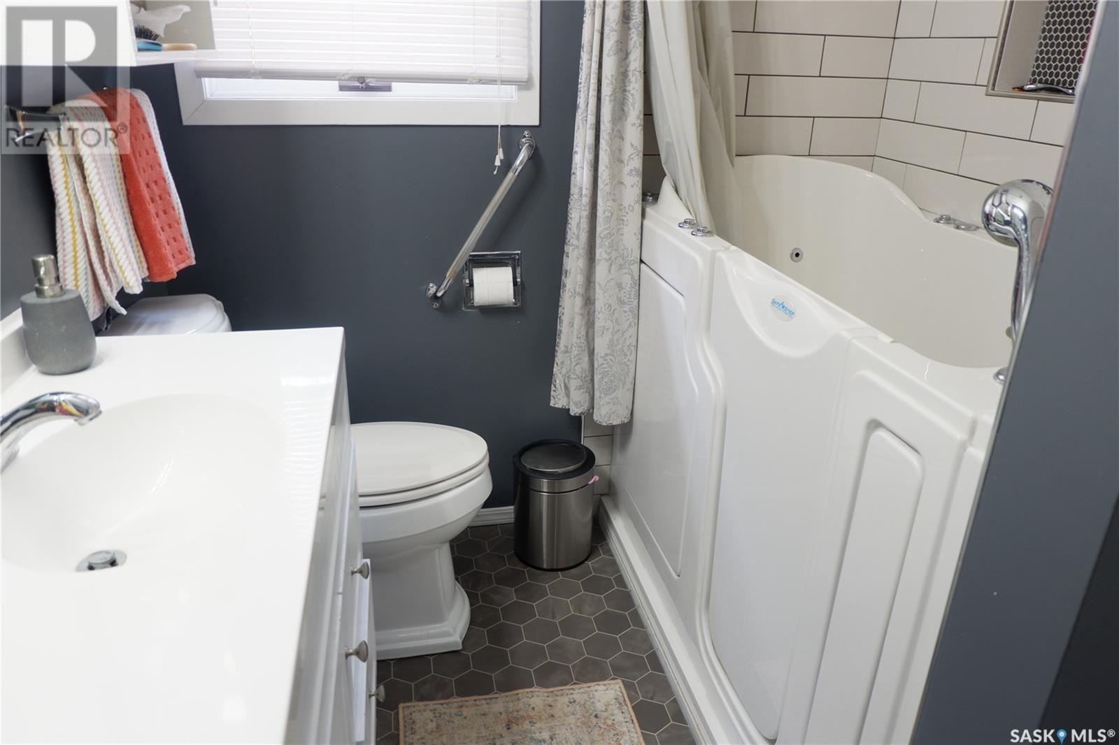Photo 17 of 704 Leeville Drive, Assiniboia SK