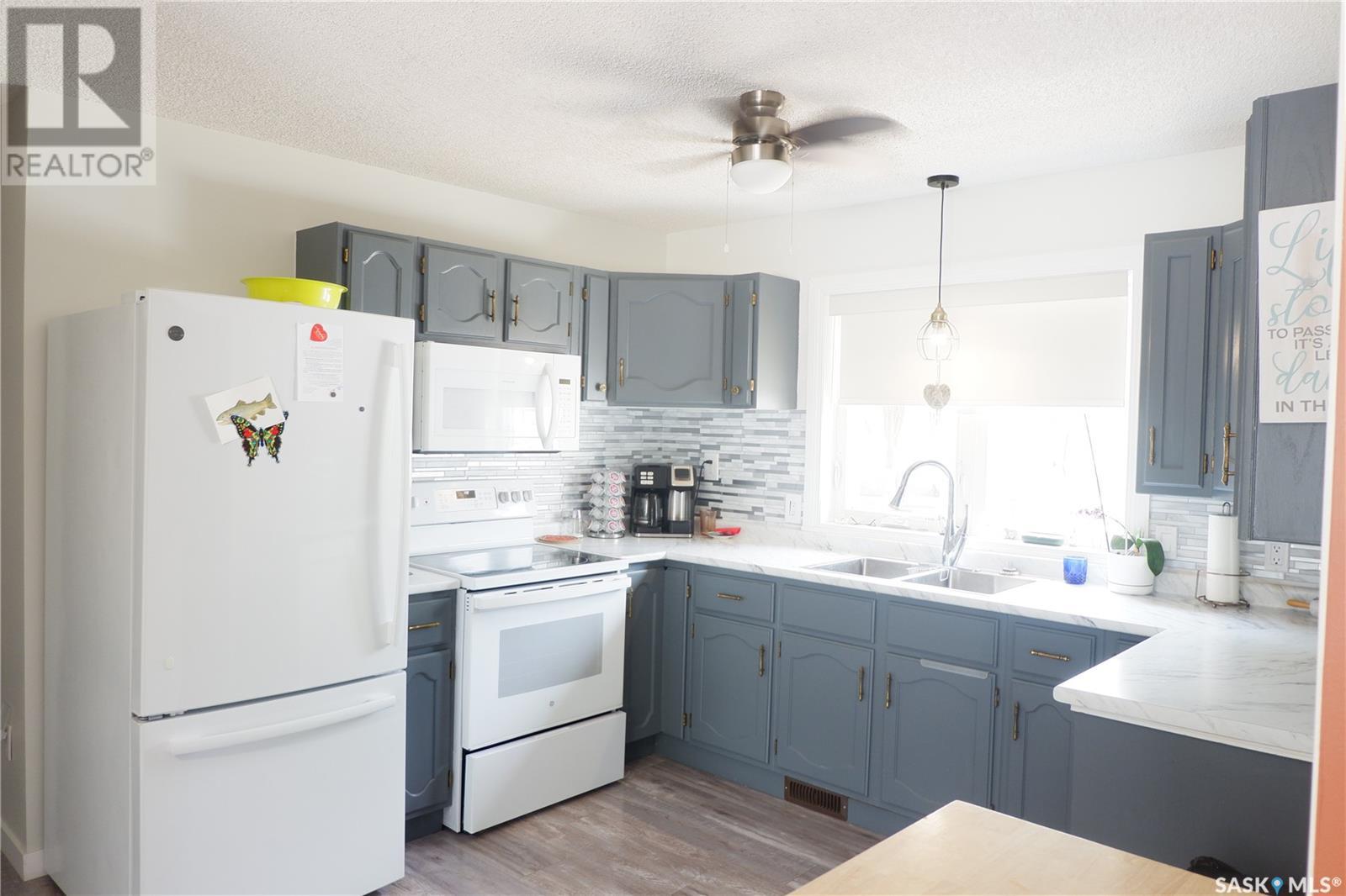 Photo 3 of 704 Leeville Drive, Assiniboia SK