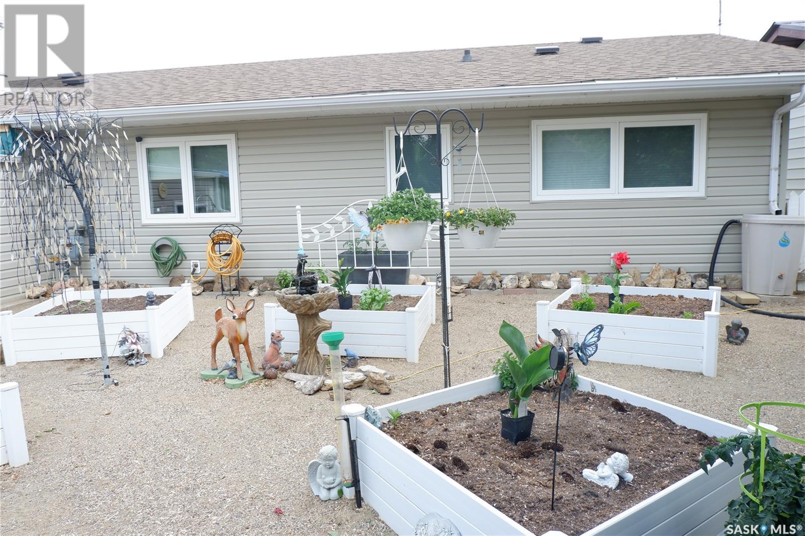 Photo 36 of 704 Leeville Drive, Assiniboia SK