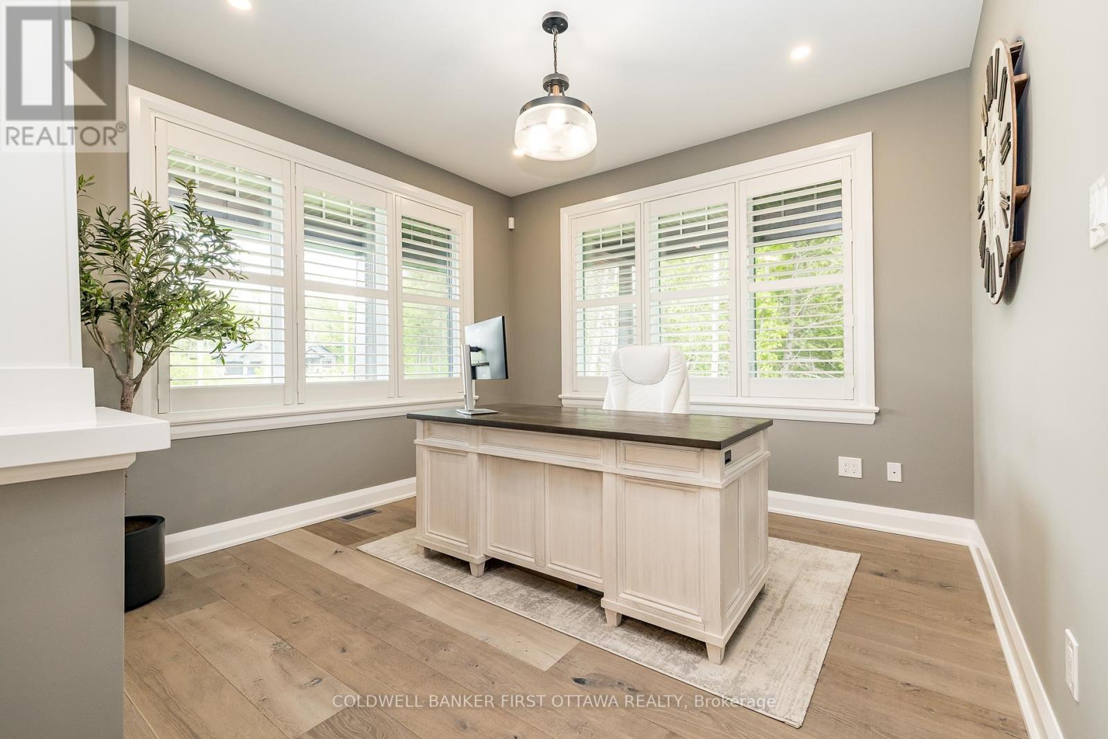 Front office/ den