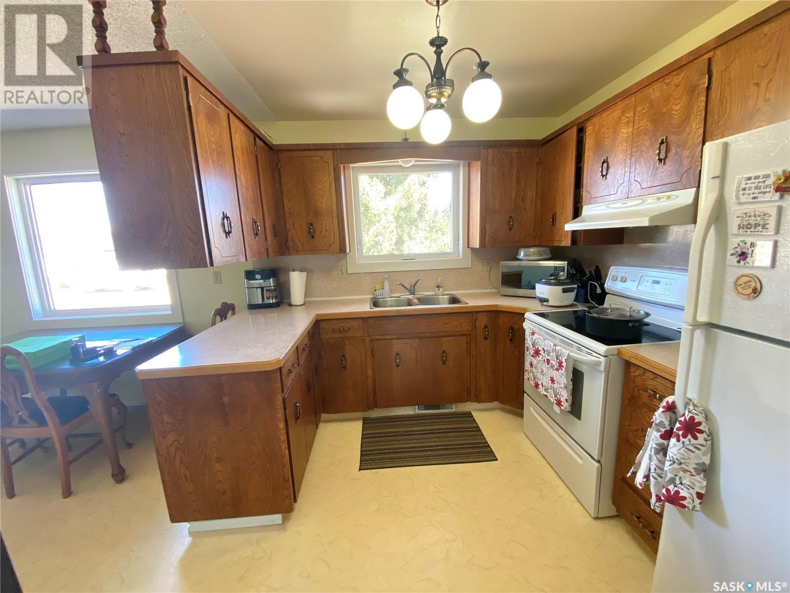 Photo 8 of 362 Powell Crescent, Swift Current SK