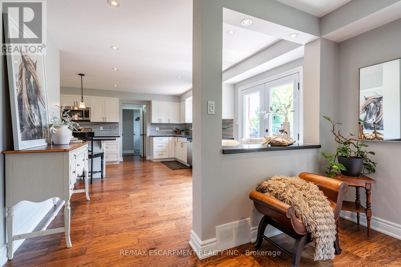 Photo 11 of 19 Savona Crescent, Hamilton ON