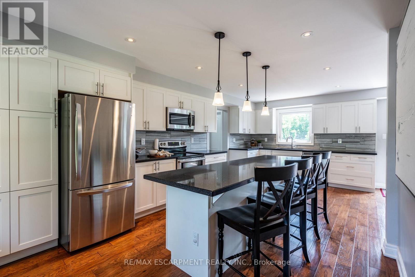 Photo 16 of 19 Savona Crescent, Hamilton ON