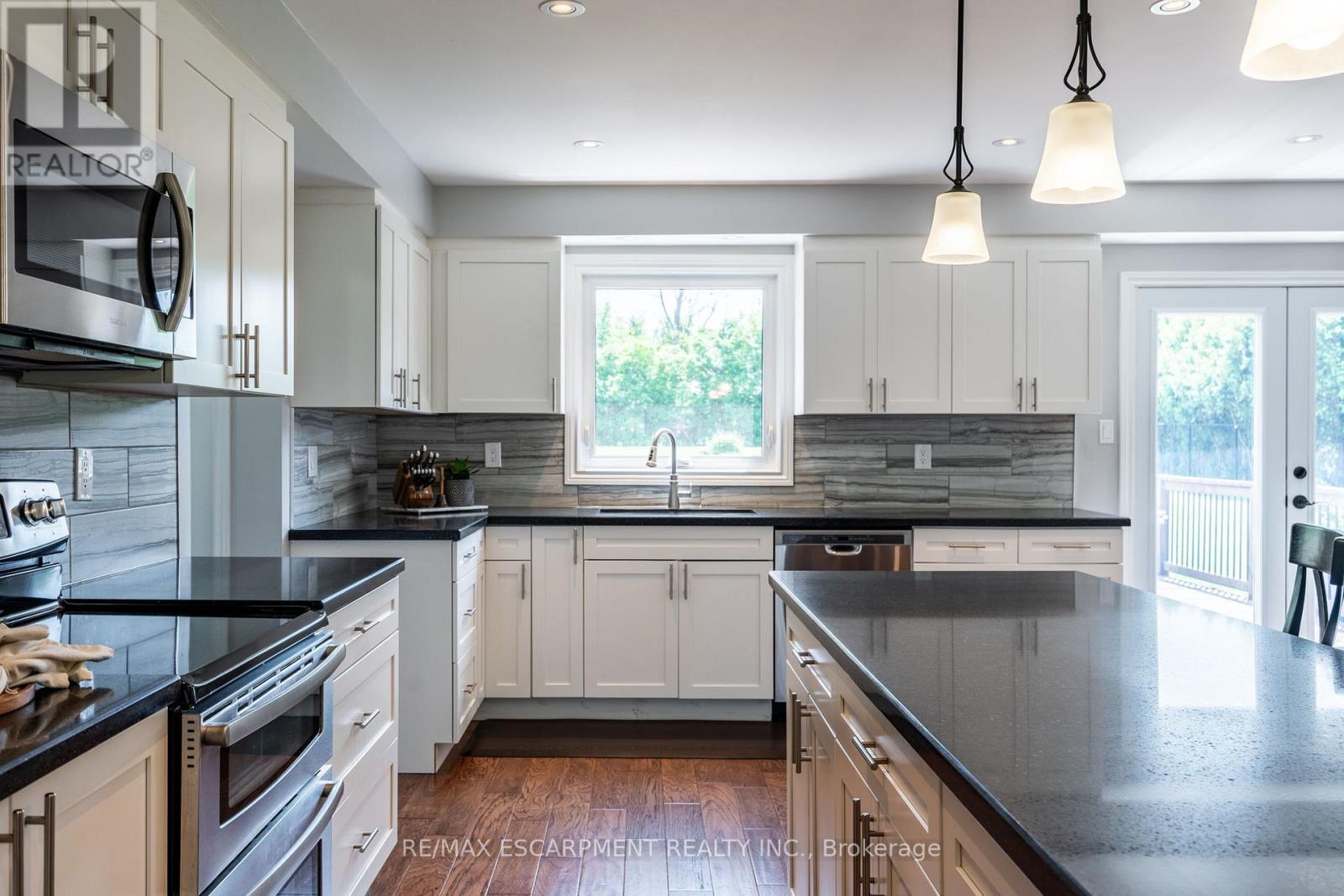 Photo 17 of 19 Savona Crescent, Hamilton ON