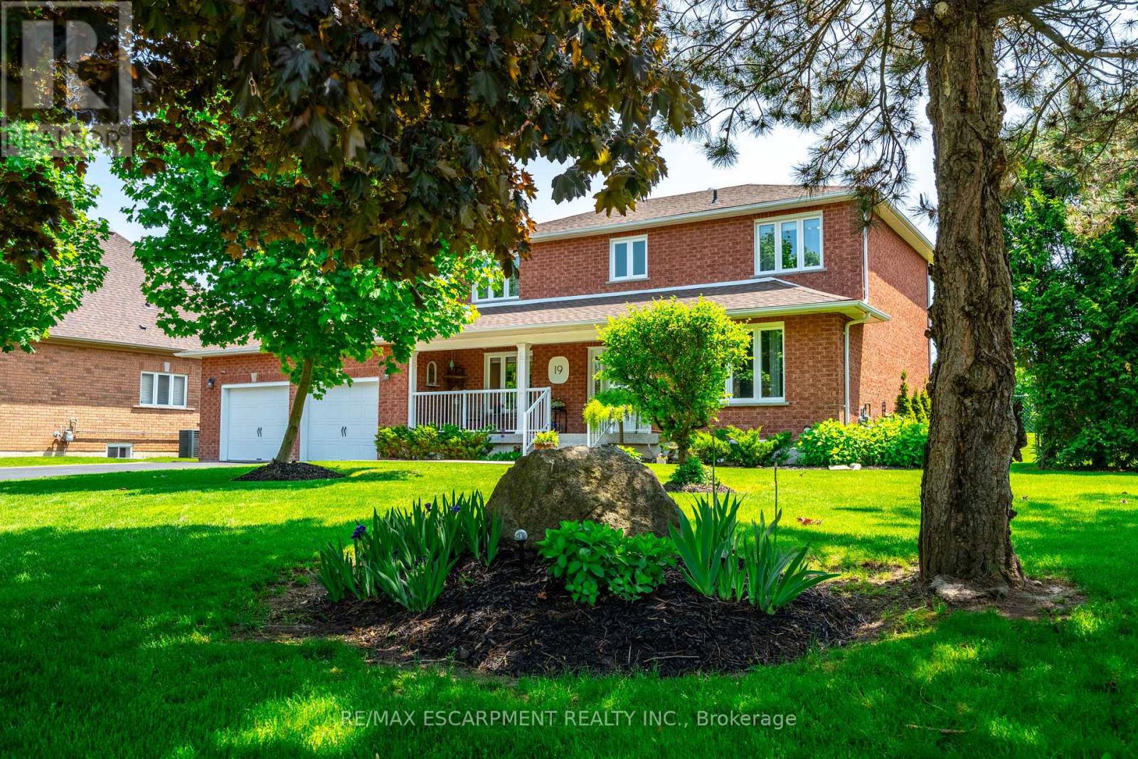 Photo 2 of 19 Savona Crescent, Hamilton ON