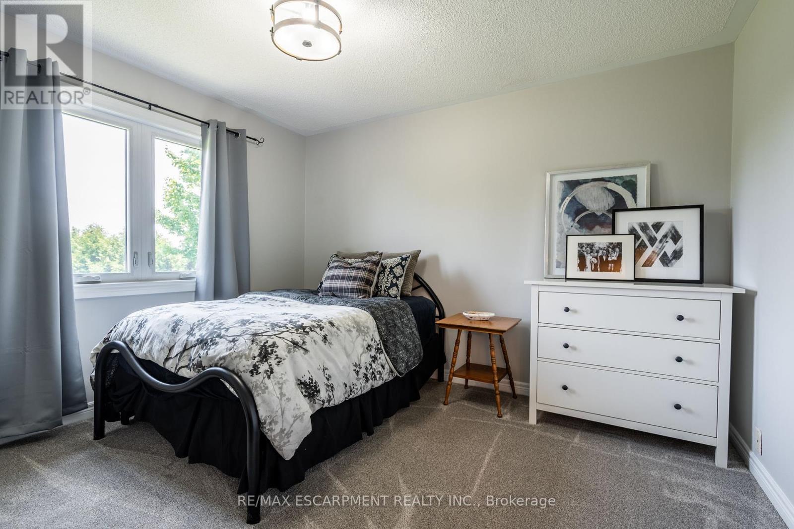 Photo 25 of 19 Savona Crescent, Hamilton ON