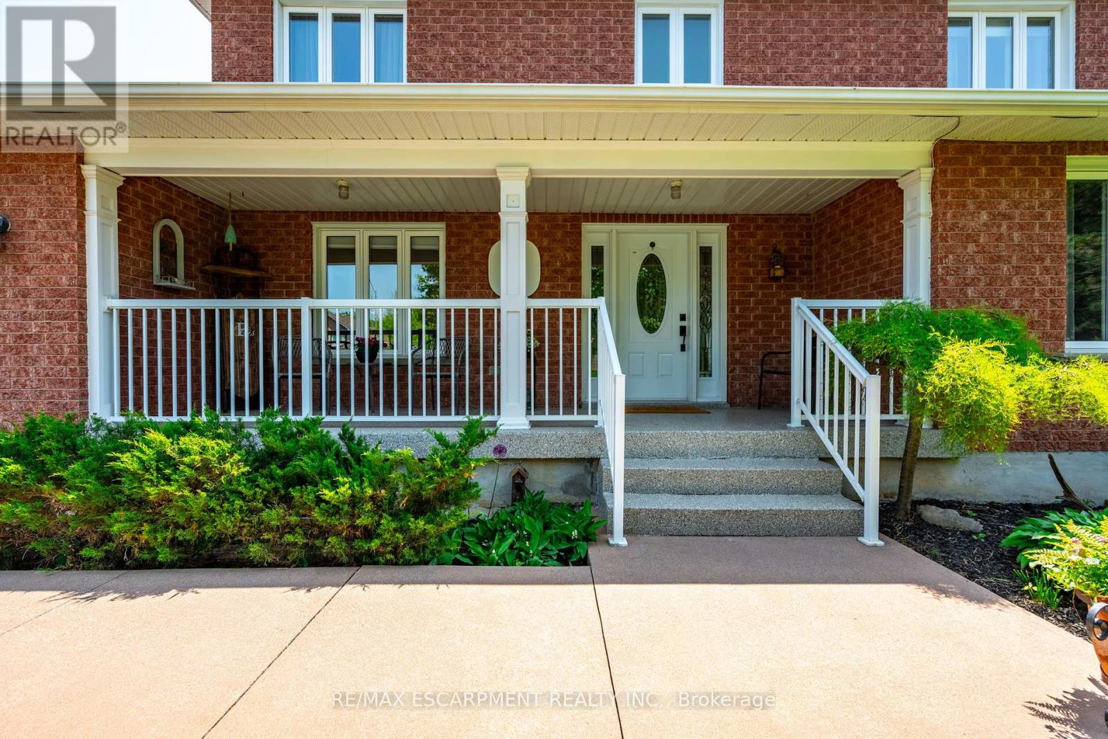 Photo 3 of 19 Savona Crescent, Hamilton ON