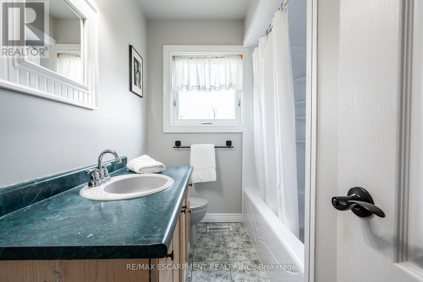 Photo 31 of 19 Savona Crescent, Hamilton ON