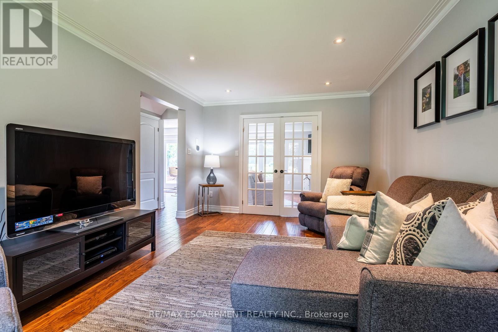 Photo 8 of 19 Savona Crescent, Hamilton ON