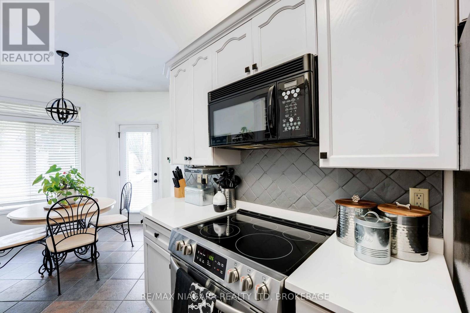 Photo 26 of 4 5200 Dorchester Road, Niagara Falls ON