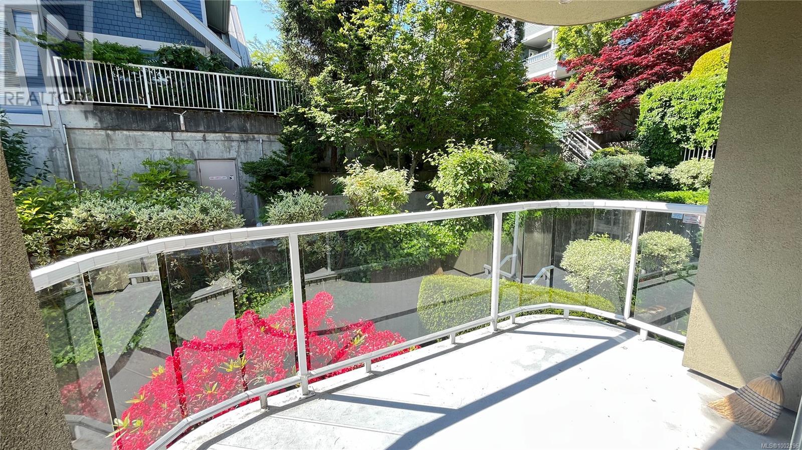 201 566 Stewart Ave, Nanaimo