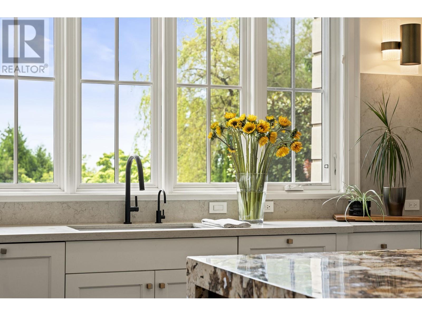 Photo 11 of 1075 Groveland Road, West Vancouver BC