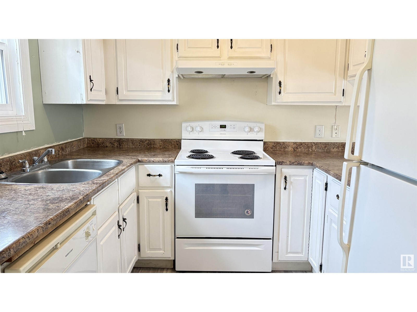 Photo 11 of 10427 24 Av Nw, Edmonton AB