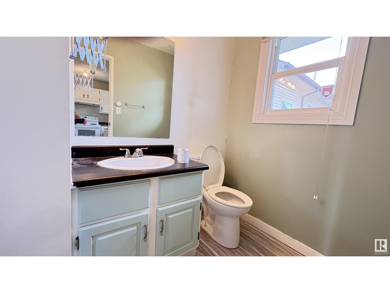 Photo 12 of 10427 24 Av Nw, Edmonton AB