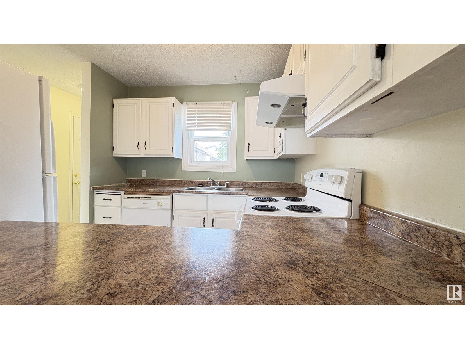 Photo 10 of 10427 24 Av Nw, Edmonton AB