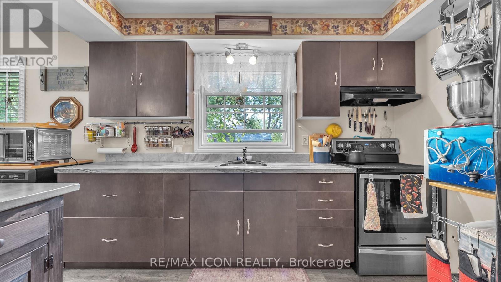 Single Family House Bungalow for Sale in  BETHANY STREET N North Middlesex (Parkhill) 