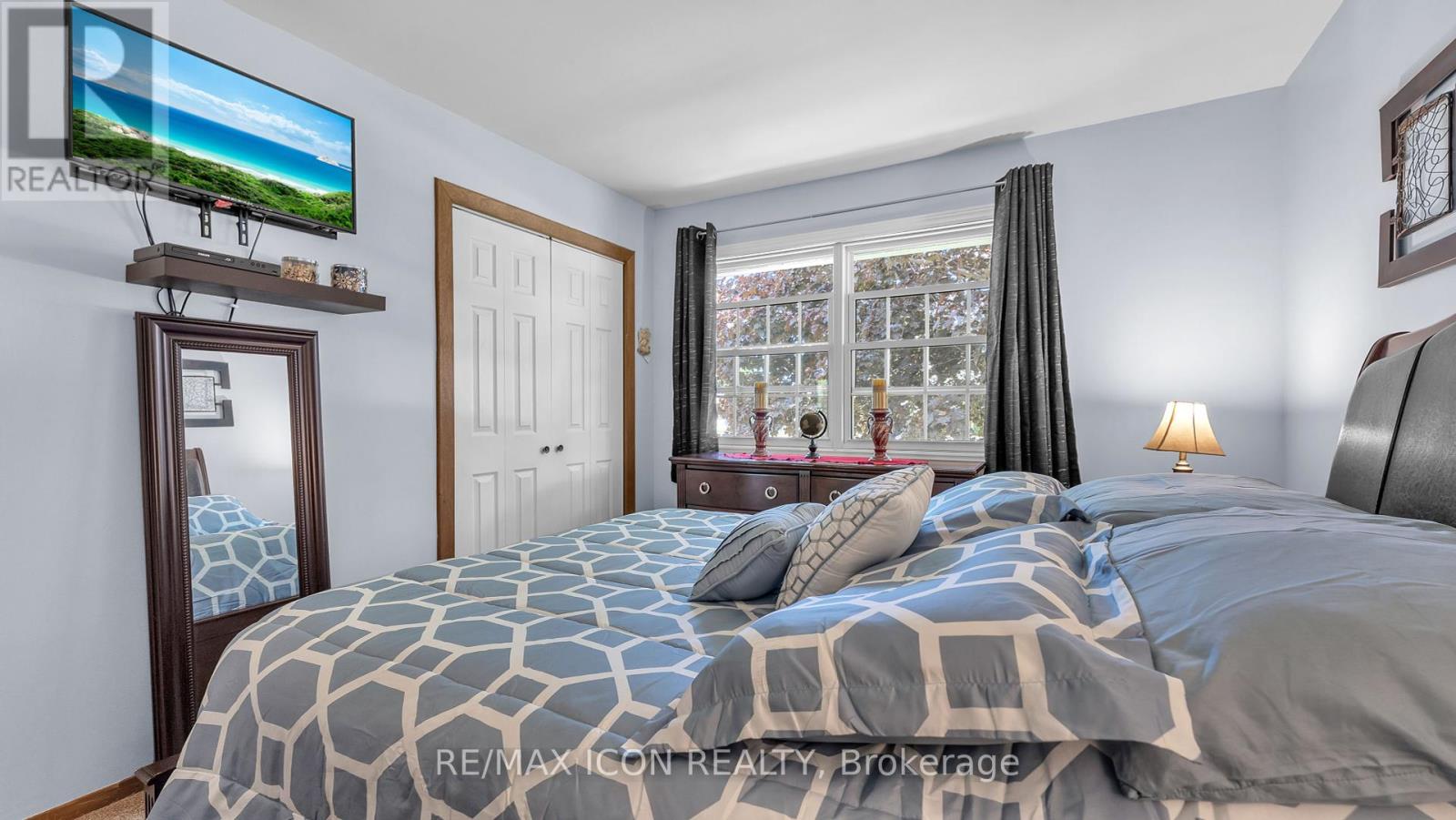 Single Family House Bungalow for Sale in  BETHANY STREET N North Middlesex (Parkhill) 