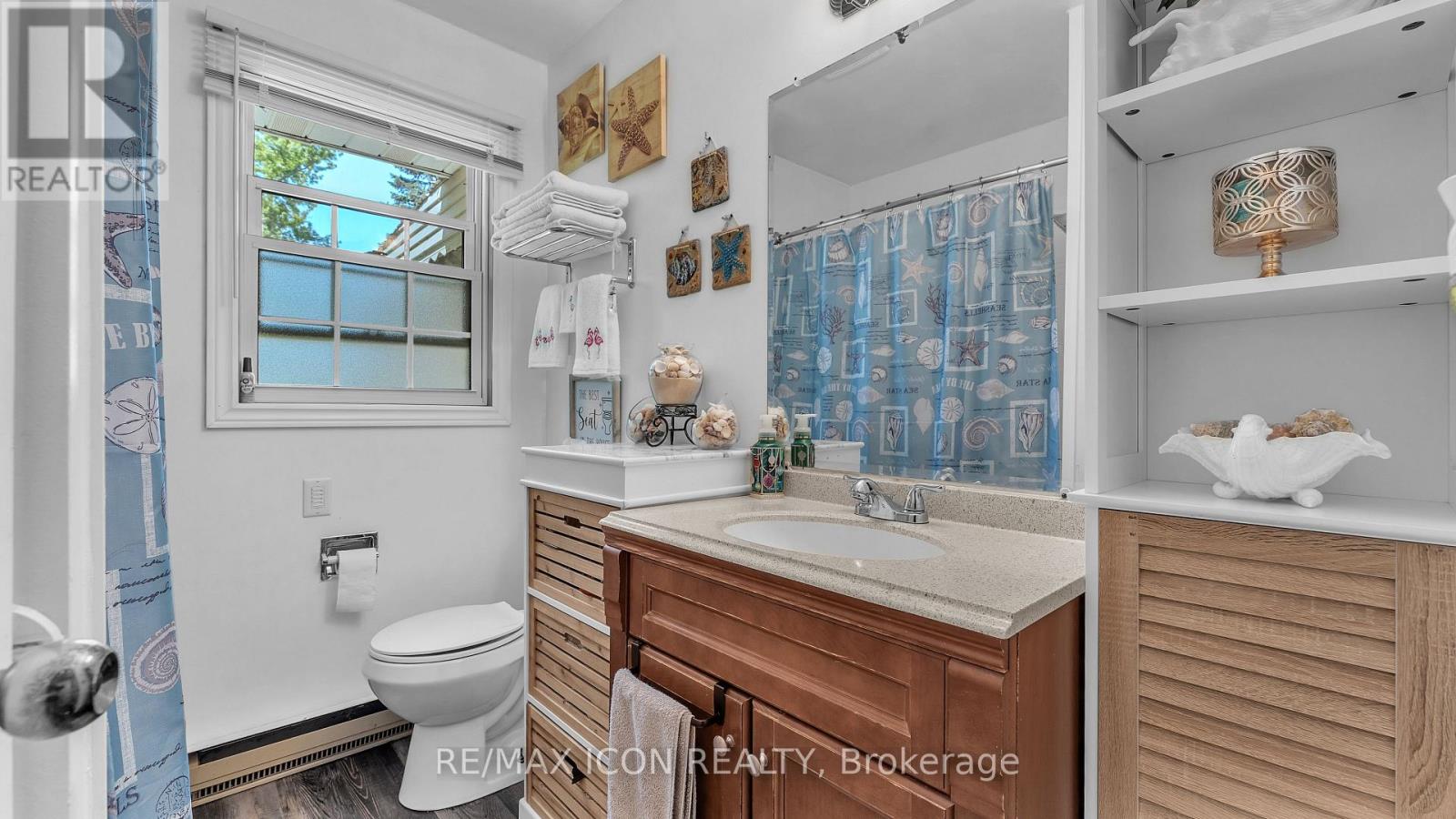 Single Family House Bungalow for Sale in  BETHANY STREET N North Middlesex (Parkhill) 