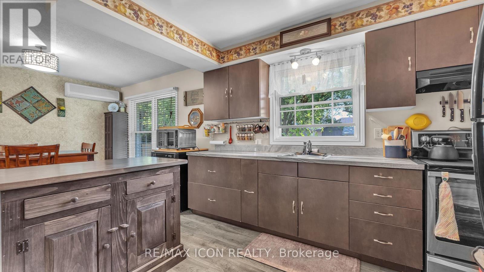 Single Family House Bungalow for Sale in  BETHANY STREET N North Middlesex (Parkhill) 