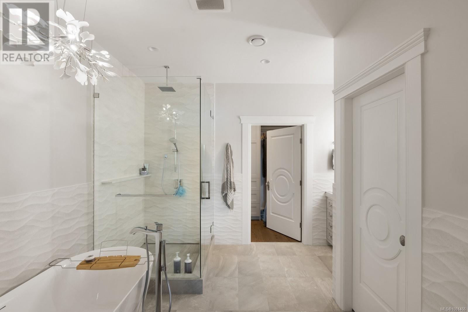  10865 Fernie Wynd Road, North Saanich