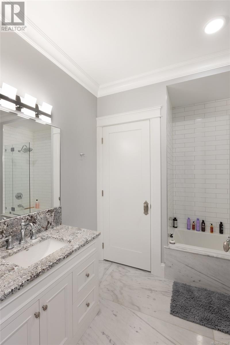  10865 Fernie Wynd Road, North Saanich
