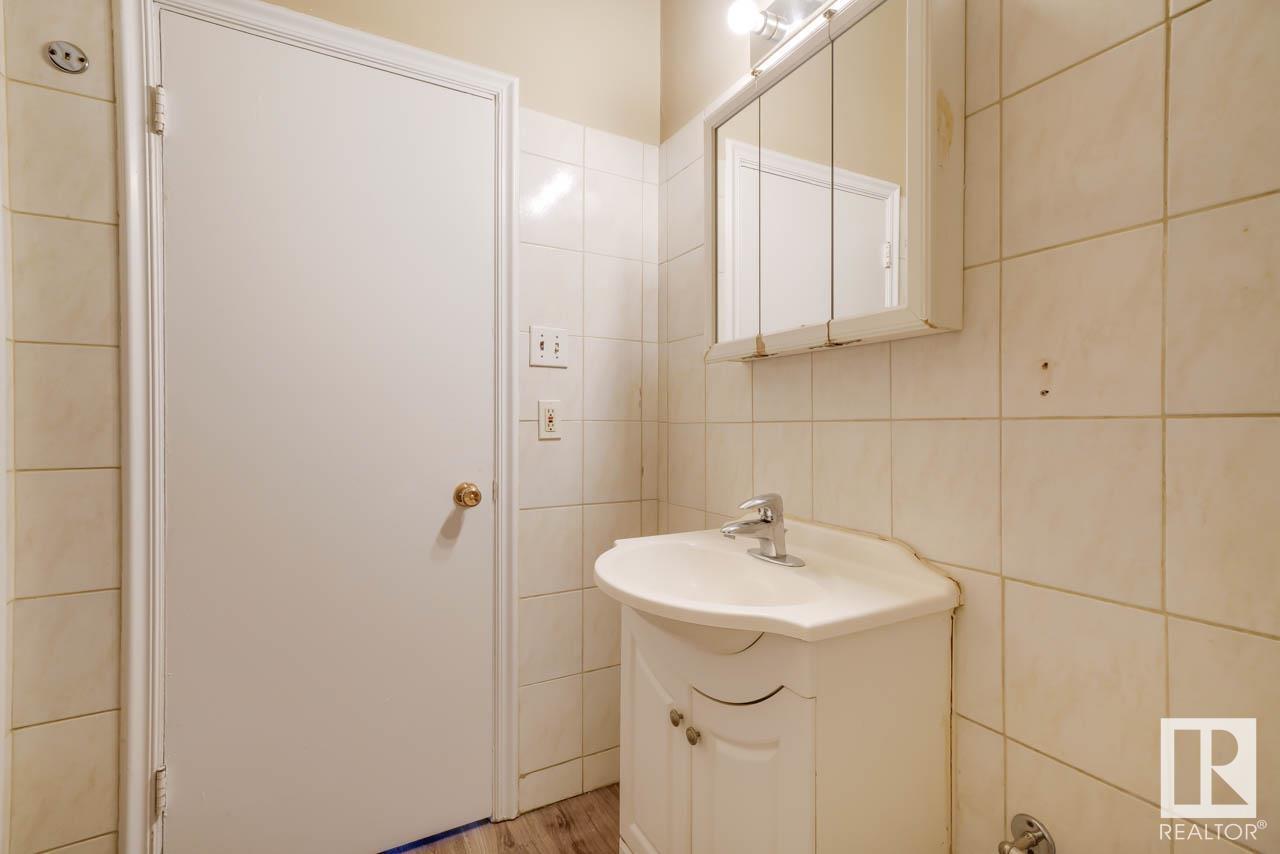 Single Family House Bi-level for Sale in     AV NW Edmonton 