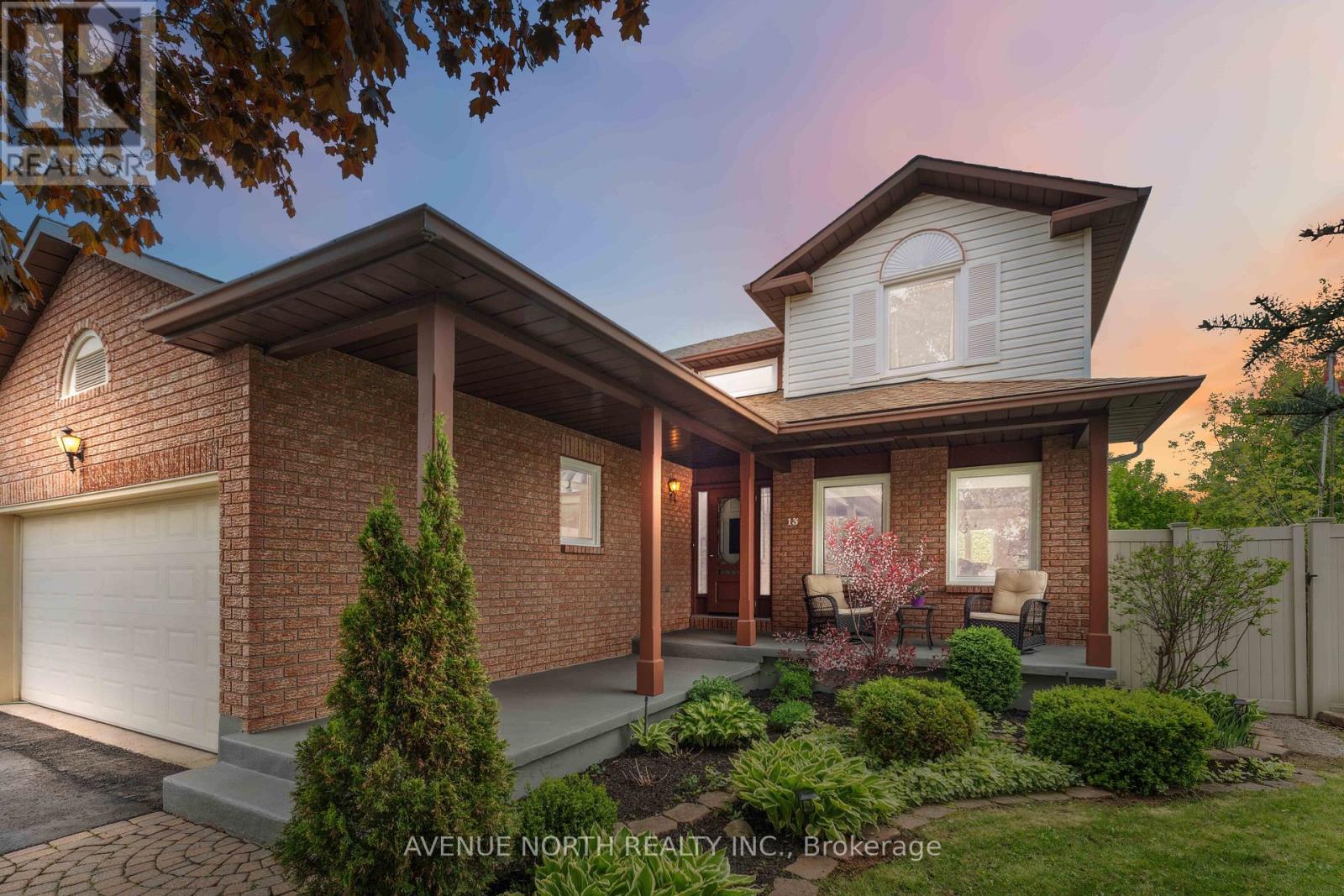 https://ddfcdn.realtor.ca/listing/TS638848055732330000/reb76/highres/4/x12167624_1.jpg