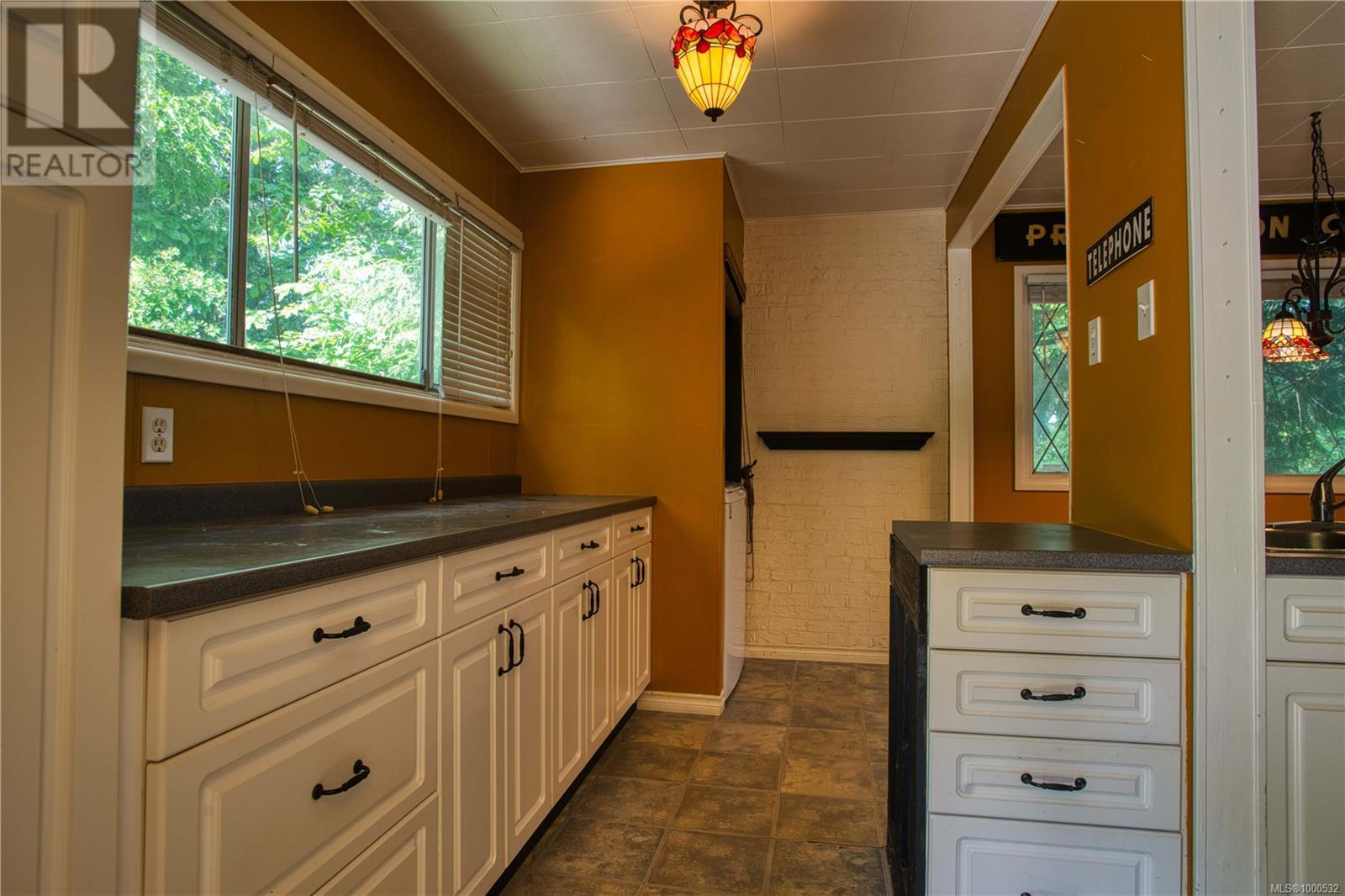 Photo 2 of 1180 Macdonald Cres, Nanaimo BC