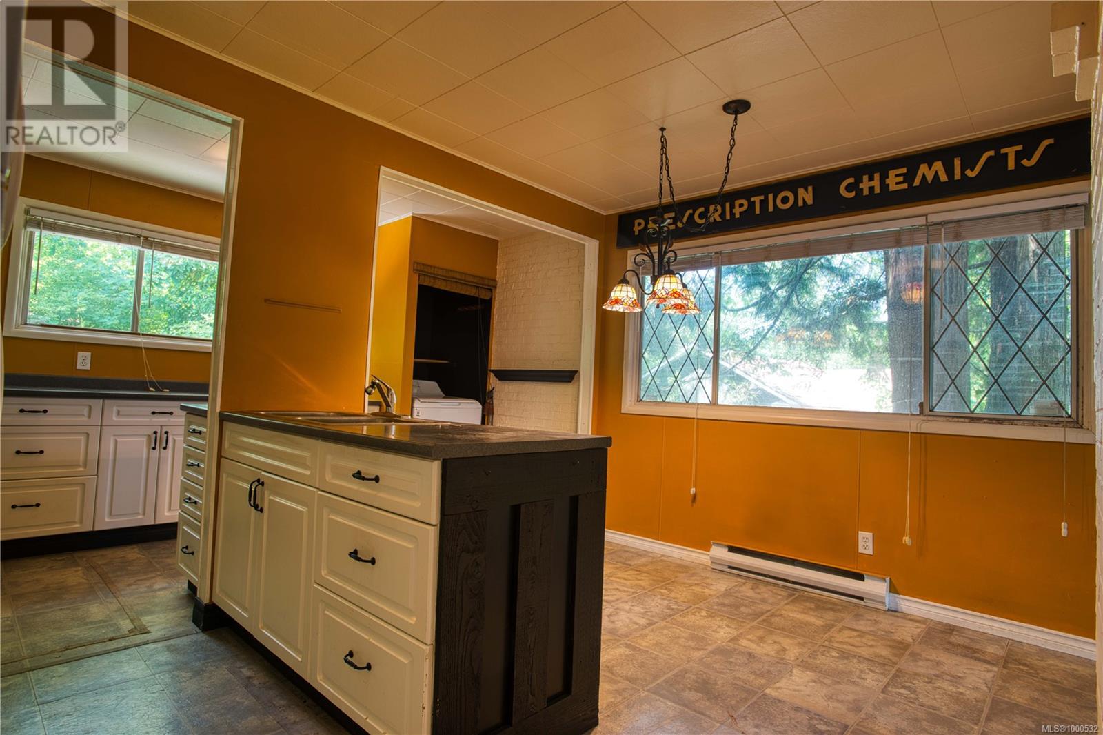 Photo 3 of 1180 Macdonald Cres, Nanaimo BC