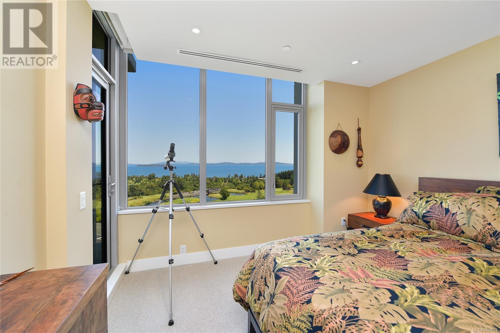 Photo 14 of 403 5388 Hill Rise Terr, Saanich BC