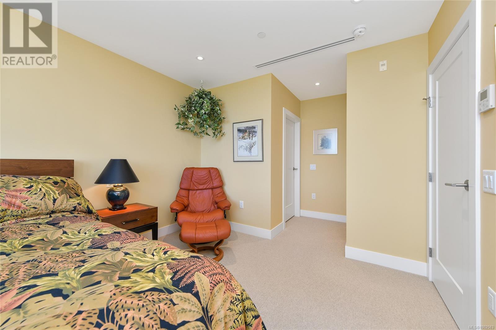 Photo 56 of 403 5388 Hill Rise Terr, Saanich BC