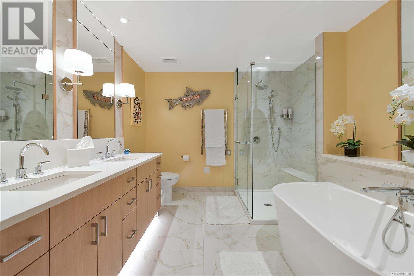 Photo 42 of 403 5388 Hill Rise Terr, Saanich BC