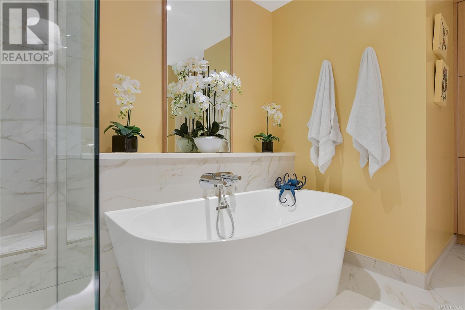 Photo 13 of 403 5388 Hill Rise Terr, Saanich BC