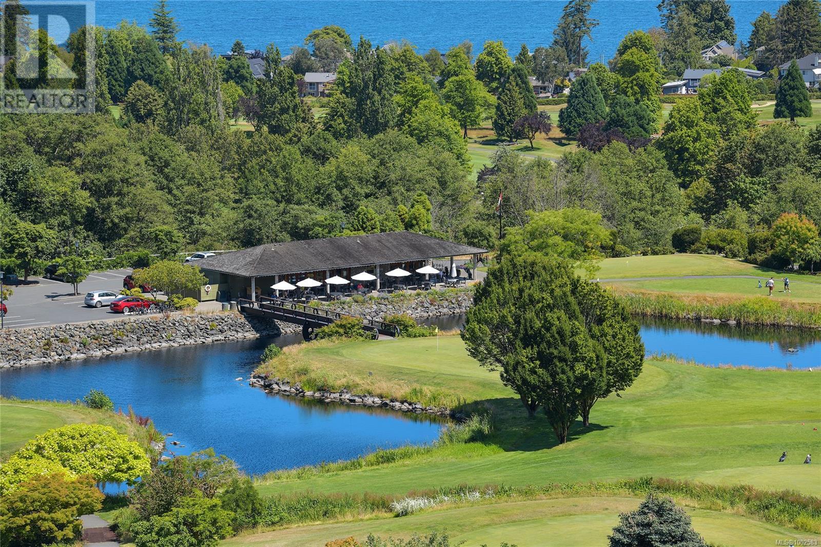 Photo 26 of 403 5388 Hill Rise Terr, Saanich BC