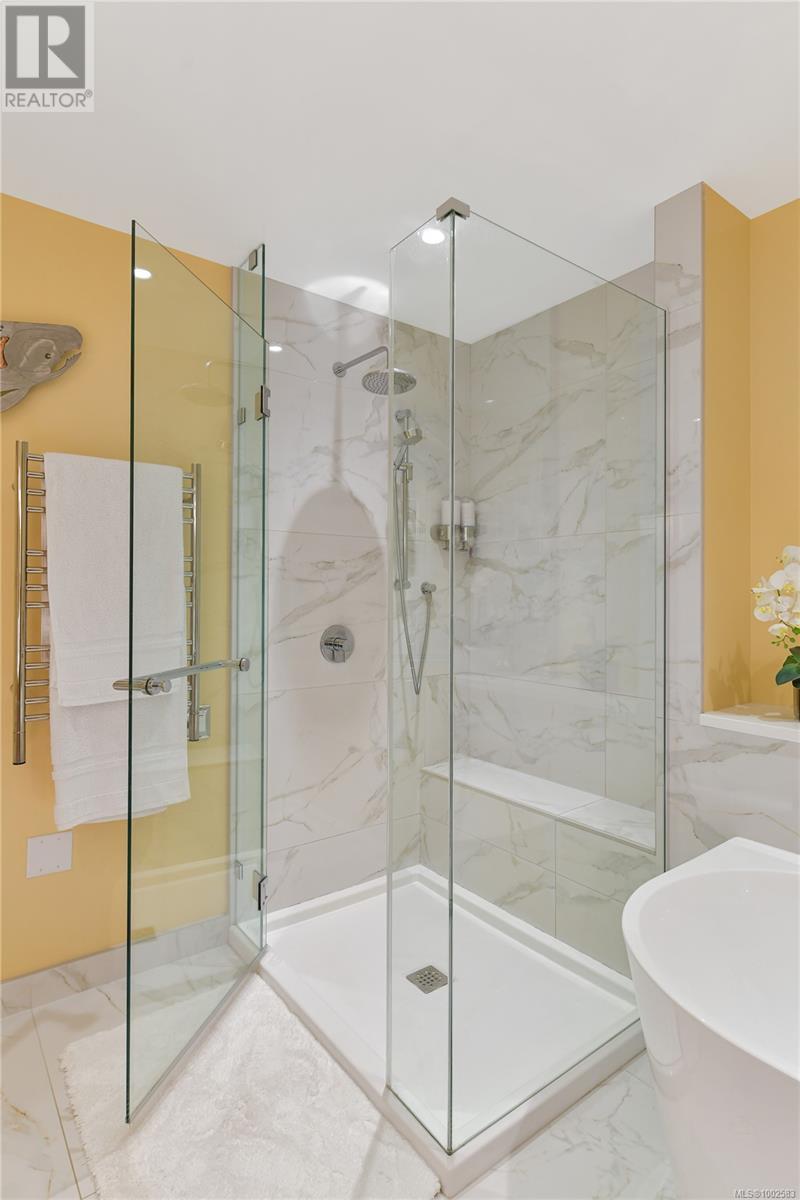 Photo 8 of 403 5388 Hill Rise Terr, Saanich BC