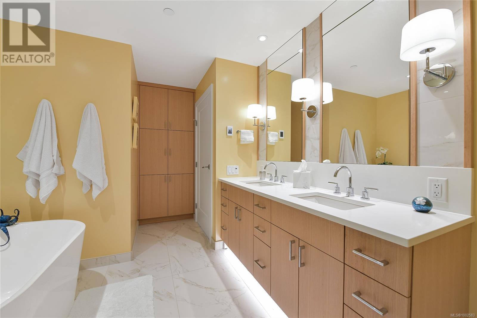 Photo 20 of 403 5388 Hill Rise Terr, Saanich BC