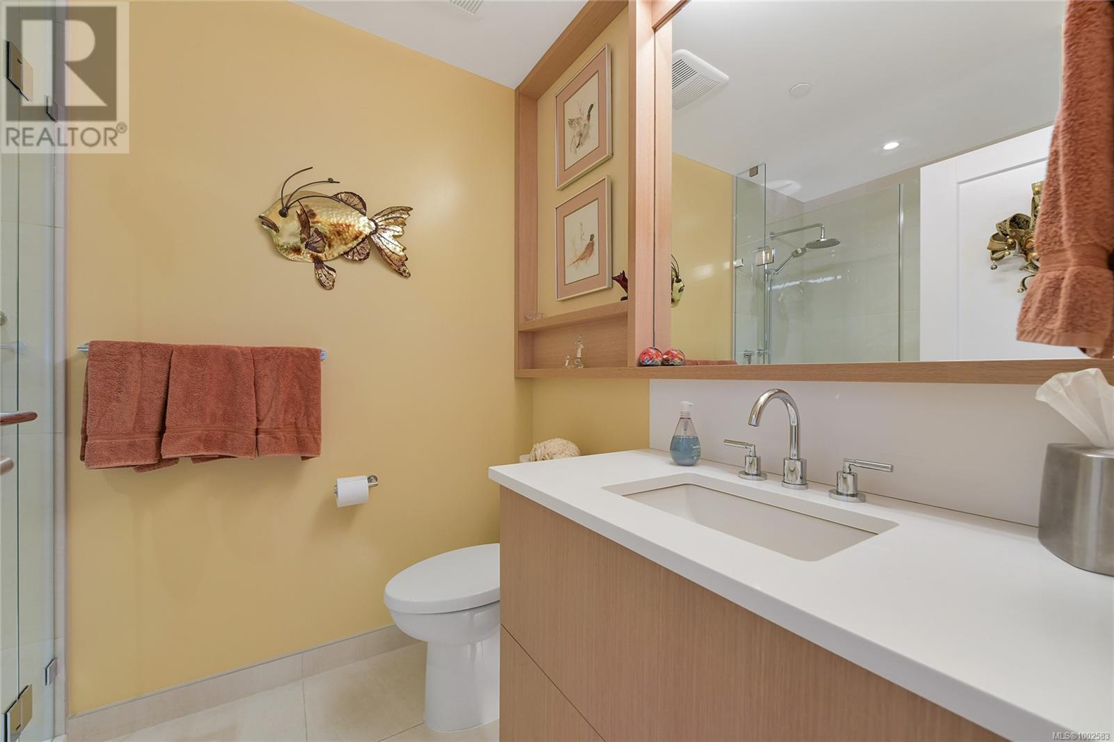 Photo 10 of 403 5388 Hill Rise Terr, Saanich BC