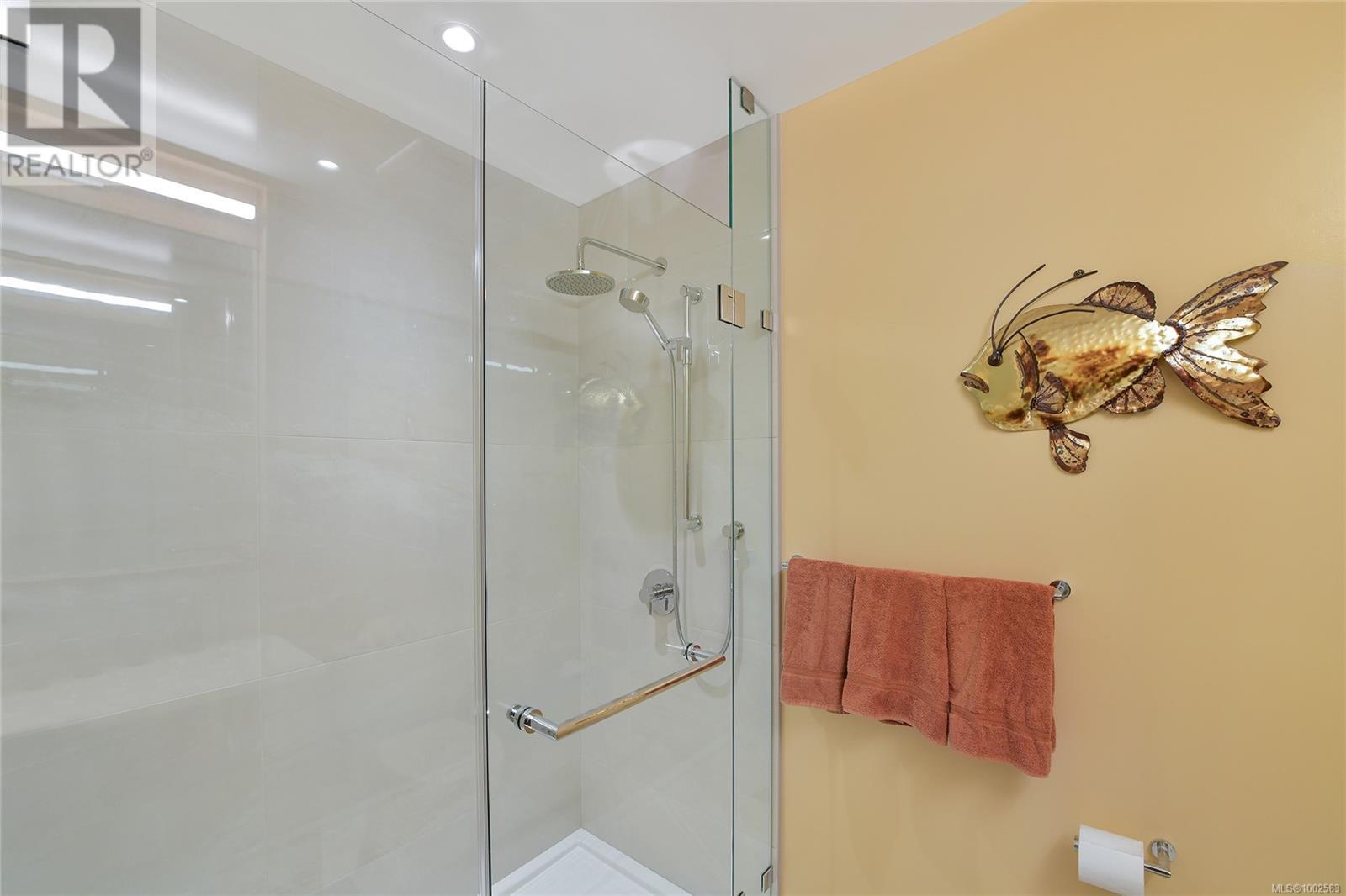 Photo 30 of 403 5388 Hill Rise Terr, Saanich BC