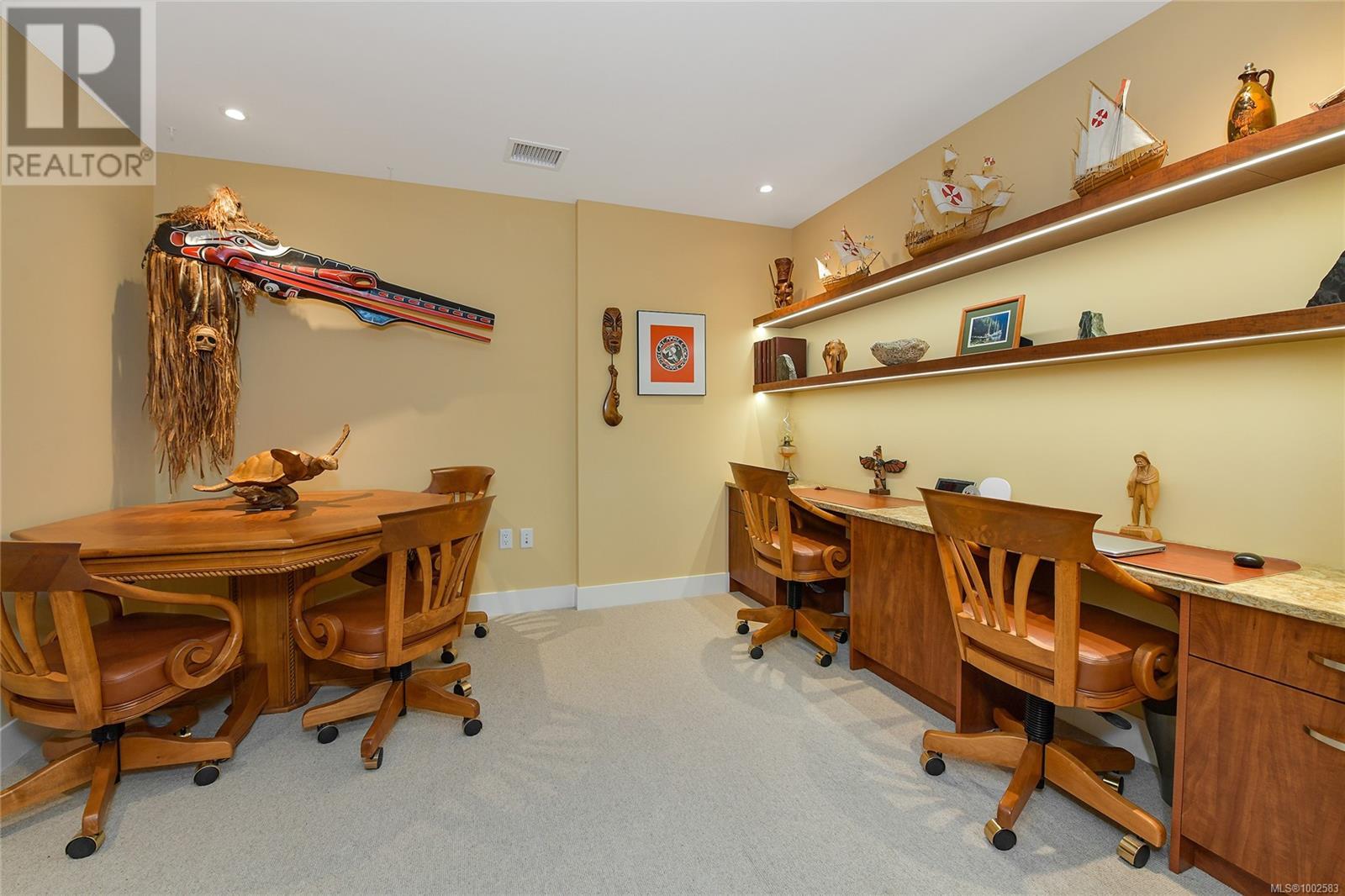 Photo 6 of 403 5388 Hill Rise Terr, Saanich BC