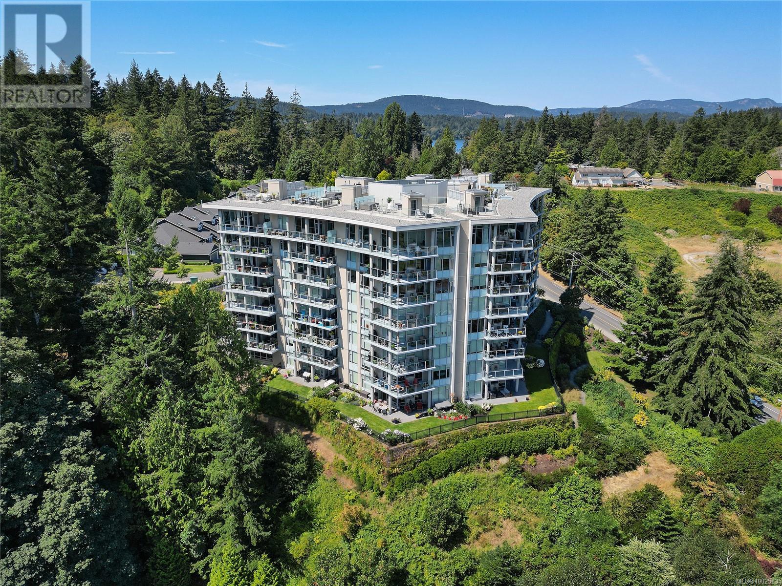 Photo 11 of 403 5388 Hill Rise Terr, Saanich BC