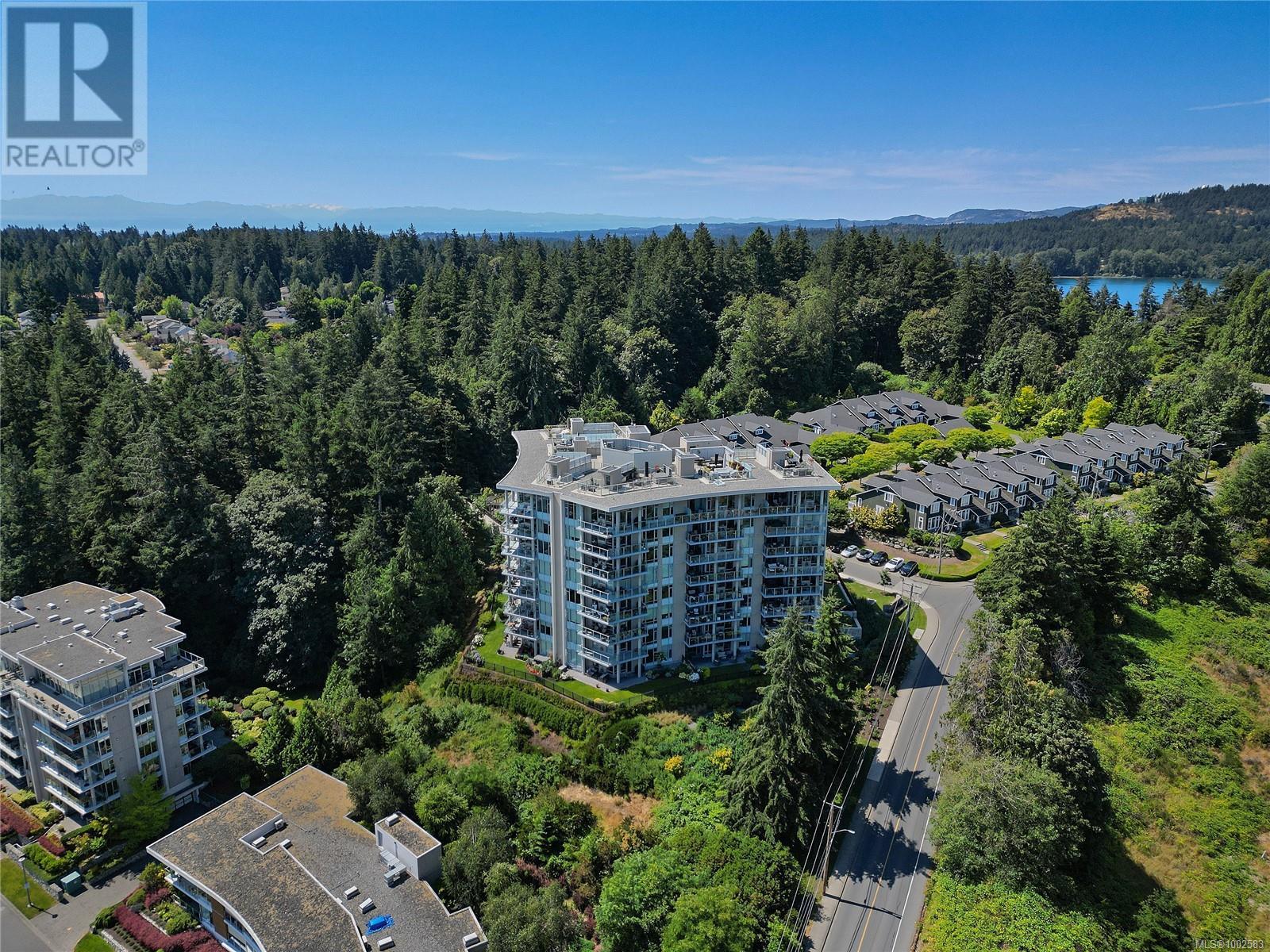 Photo 4 of 403 5388 Hill Rise Terr, Saanich BC