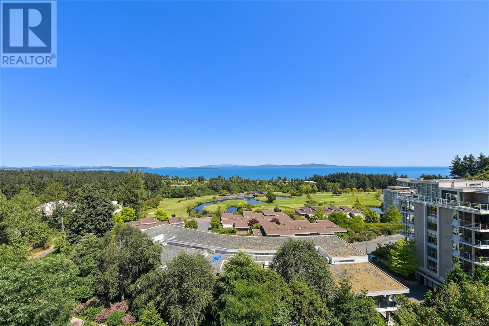 Photo 12 of 403 5388 Hill Rise Terr, Saanich BC