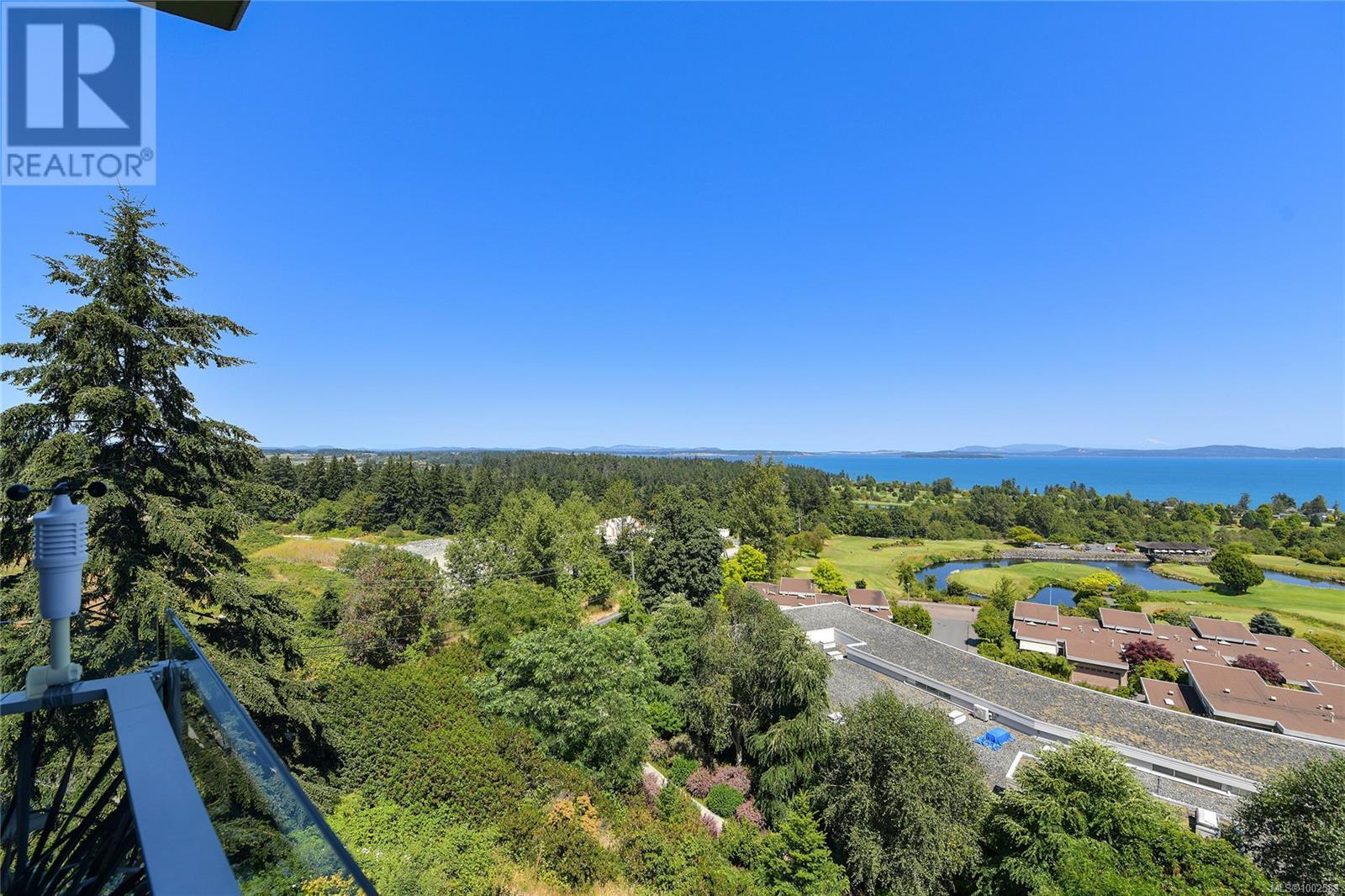 Photo 32 of 403 5388 Hill Rise Terr, Saanich BC