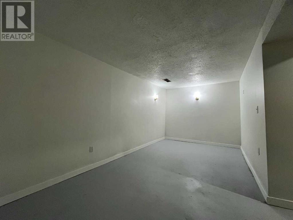 Single Family House for Sale in  Pineson Place NE Pineridge Calgary 