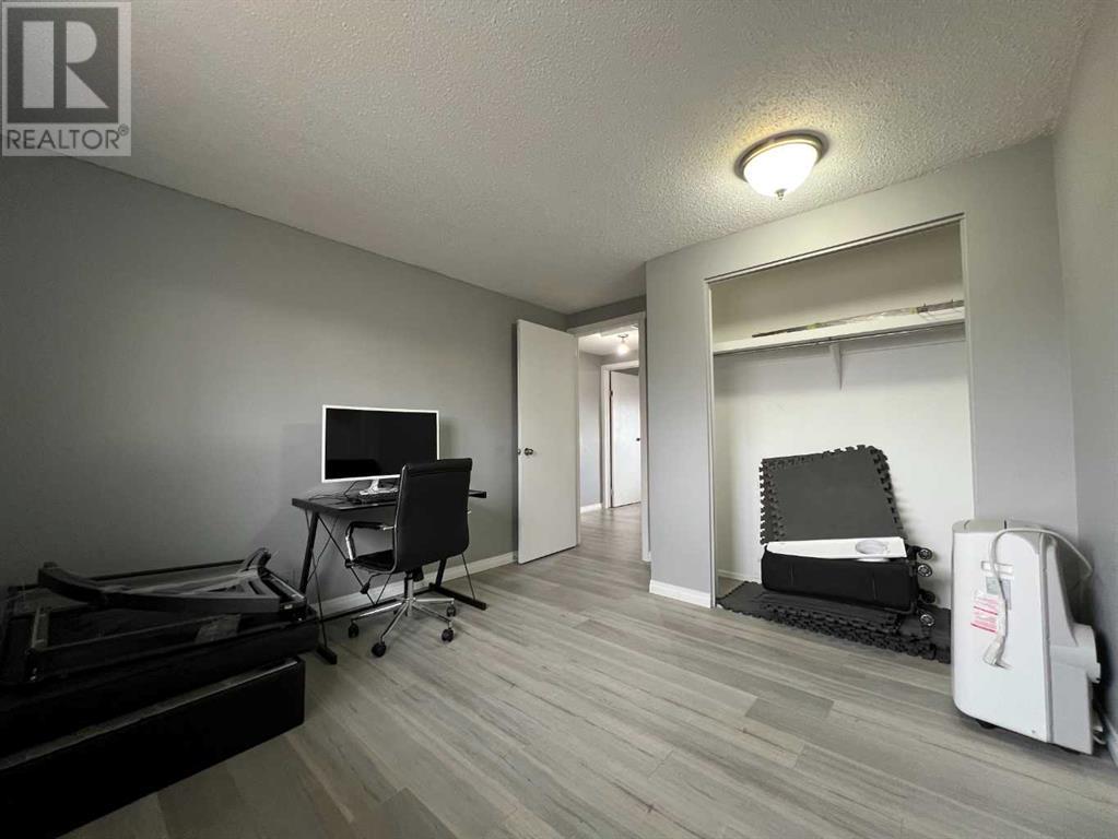 Single Family House for Sale in  Pineson Place NE Pineridge Calgary 