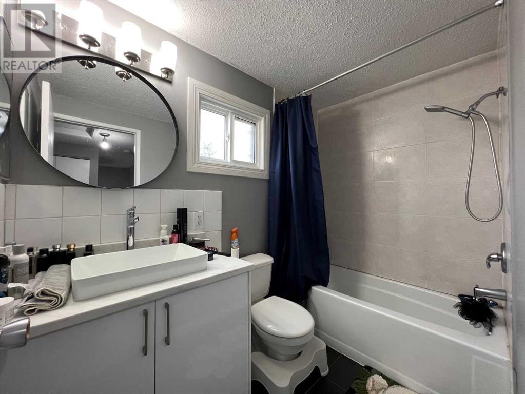 Single Family House for Sale in  Pineson Place NE Pineridge Calgary 