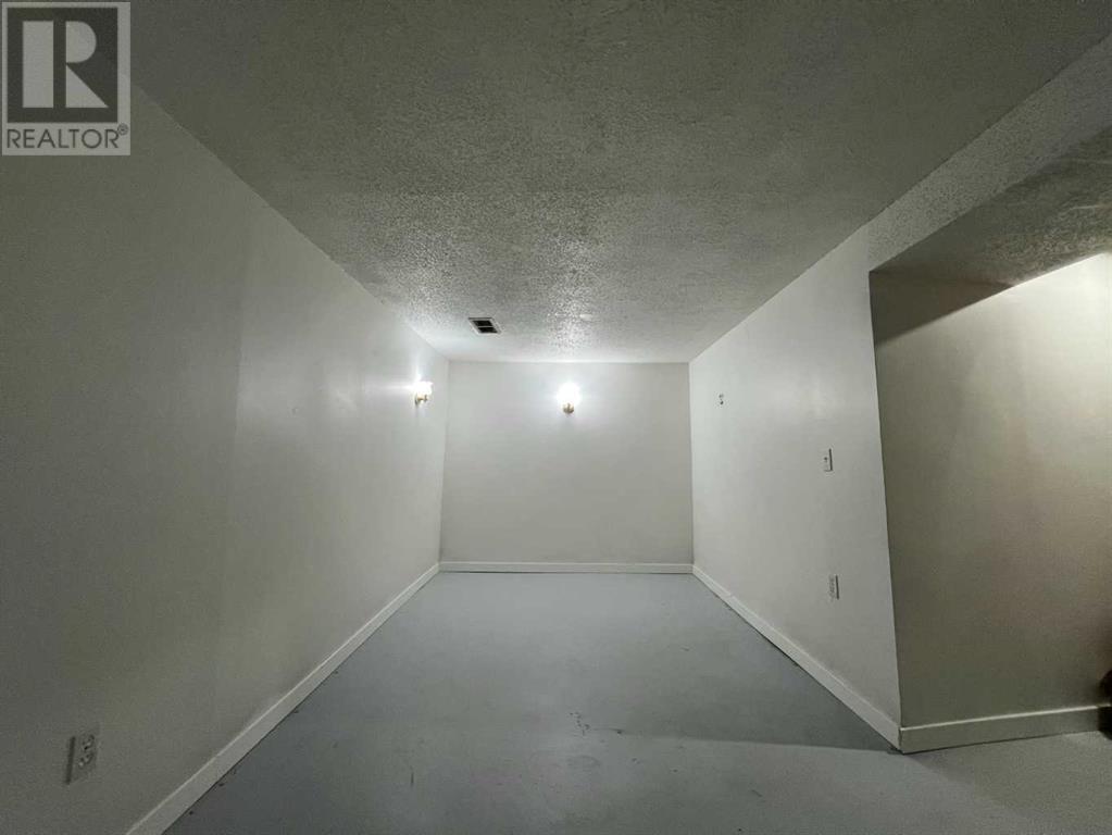 Single Family House for Sale in  Pineson Place NE Pineridge Calgary 