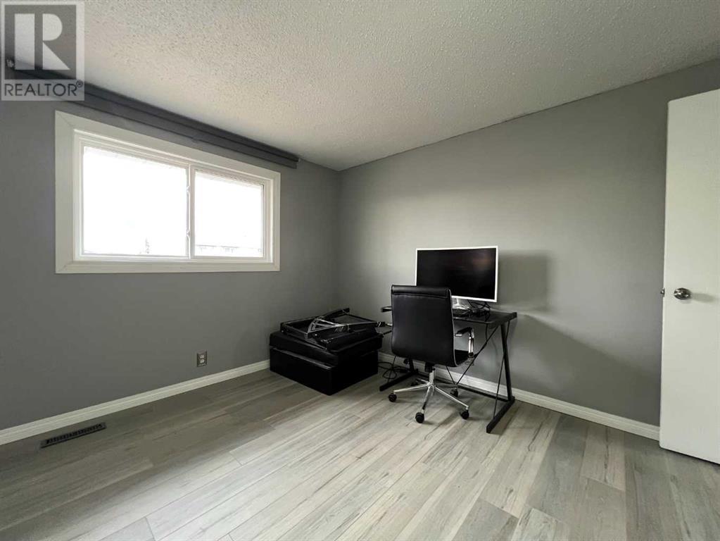 Single Family House for Sale in  Pineson Place NE Pineridge Calgary 